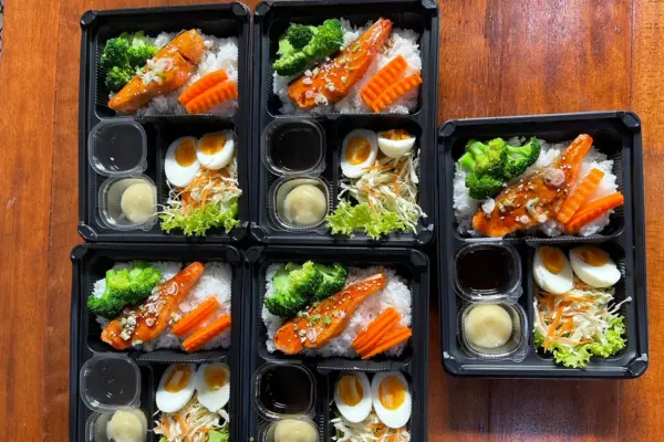 เมนูพิเศษ แซลม่อนย่าง ไข่ต้ม ส่งโรงเรียน