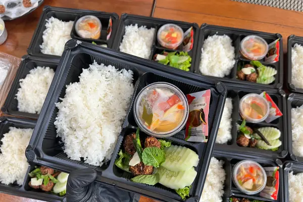 เมนูลาบหมูทอด ต้มยำไก่ งานประชุมบริษัท